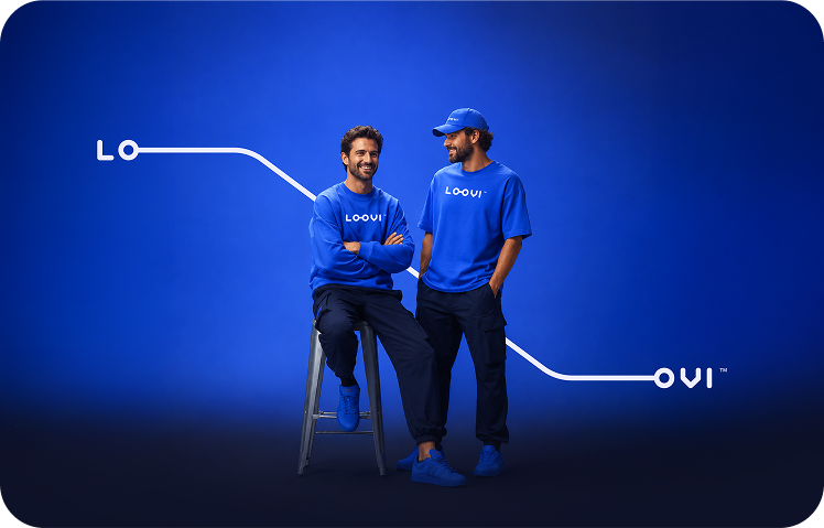 Dois parceiros Loovi sorrindo com uniforme azul